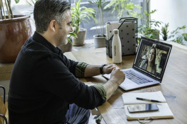 Consultation en hypnose et psychanalyse par visio La visio : une autre façon de faire une thérapie
