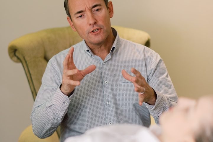 Consultation en présentiel au cabinet d'hypnose et psychanalyse Lyon Un hypnothérapeute à votre écoute